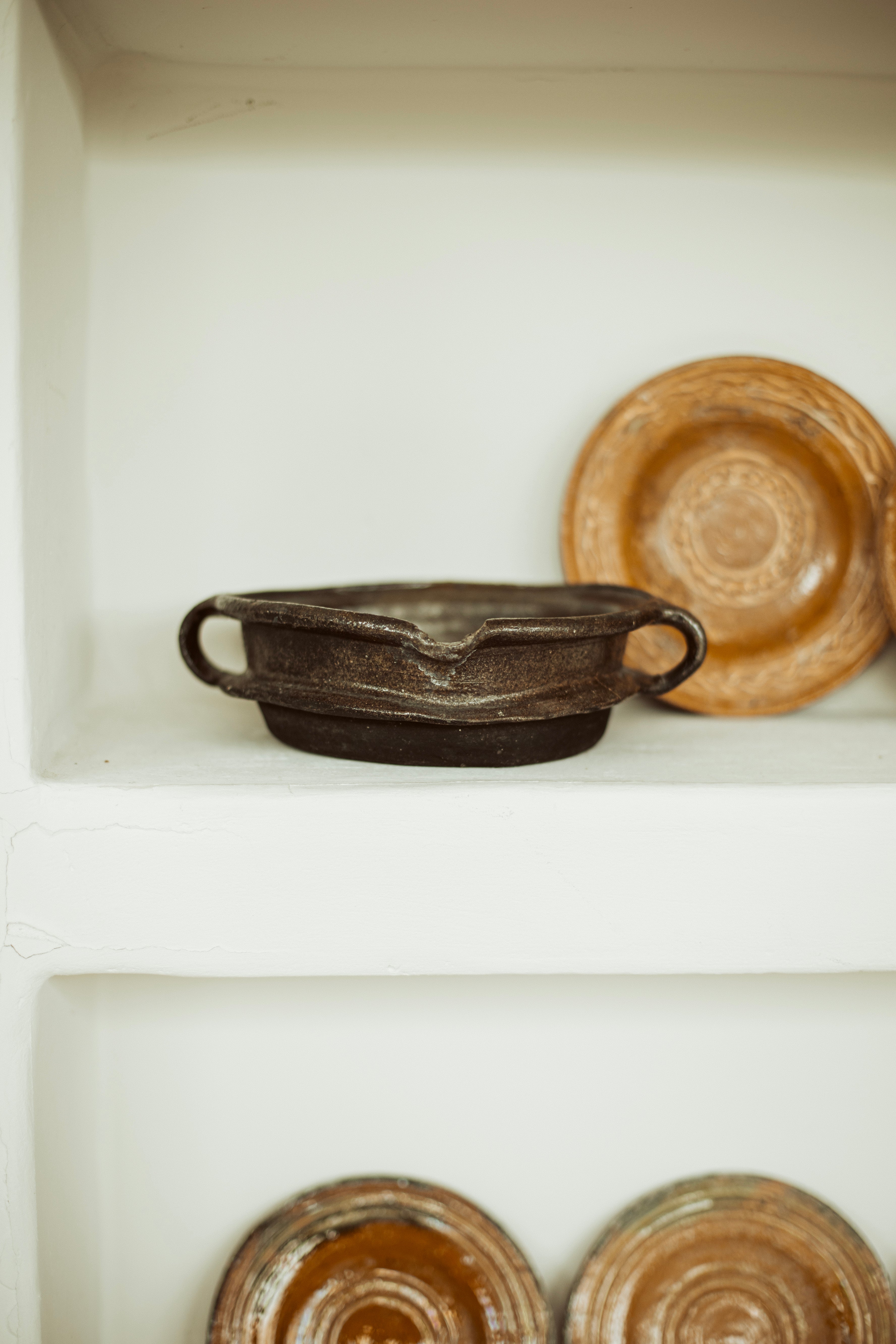 donkerbruine diepe schaal met oortjes - brocante