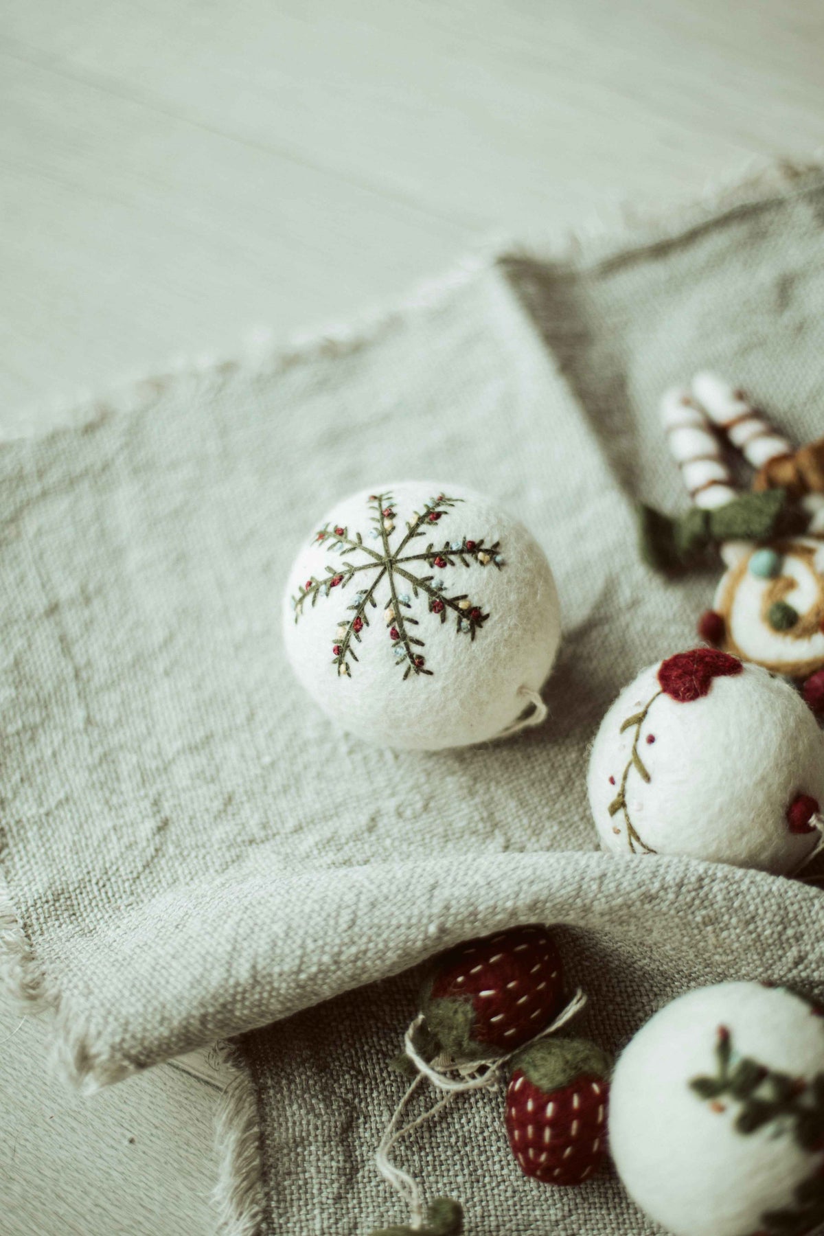 kerstbal wit/embroidery vilt