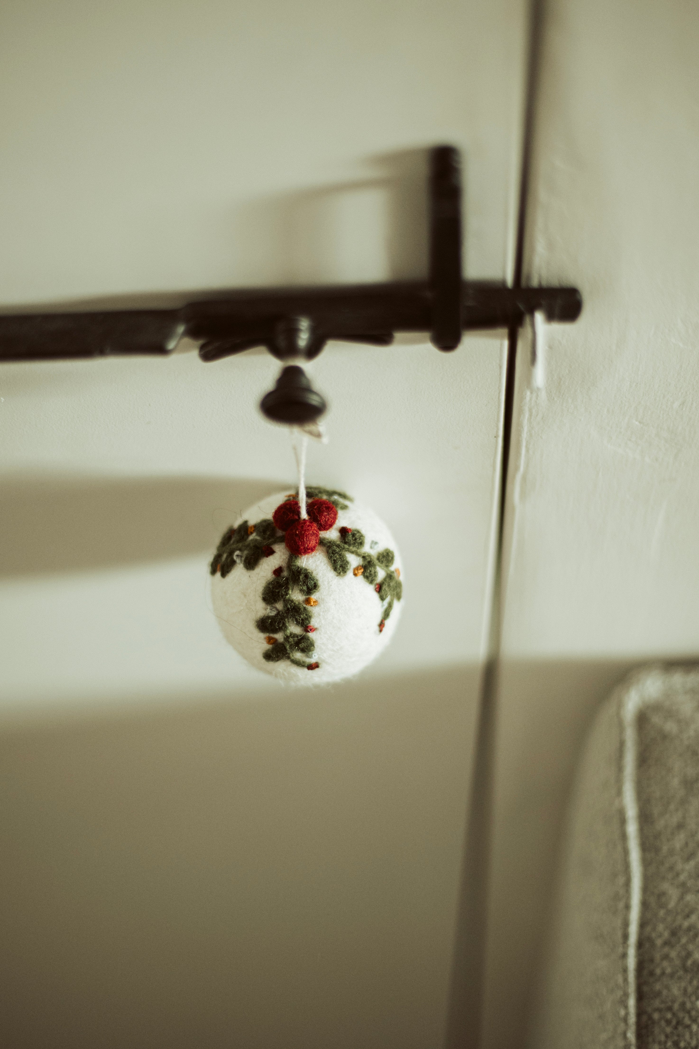 kerstbal wit/guirlande vilt
