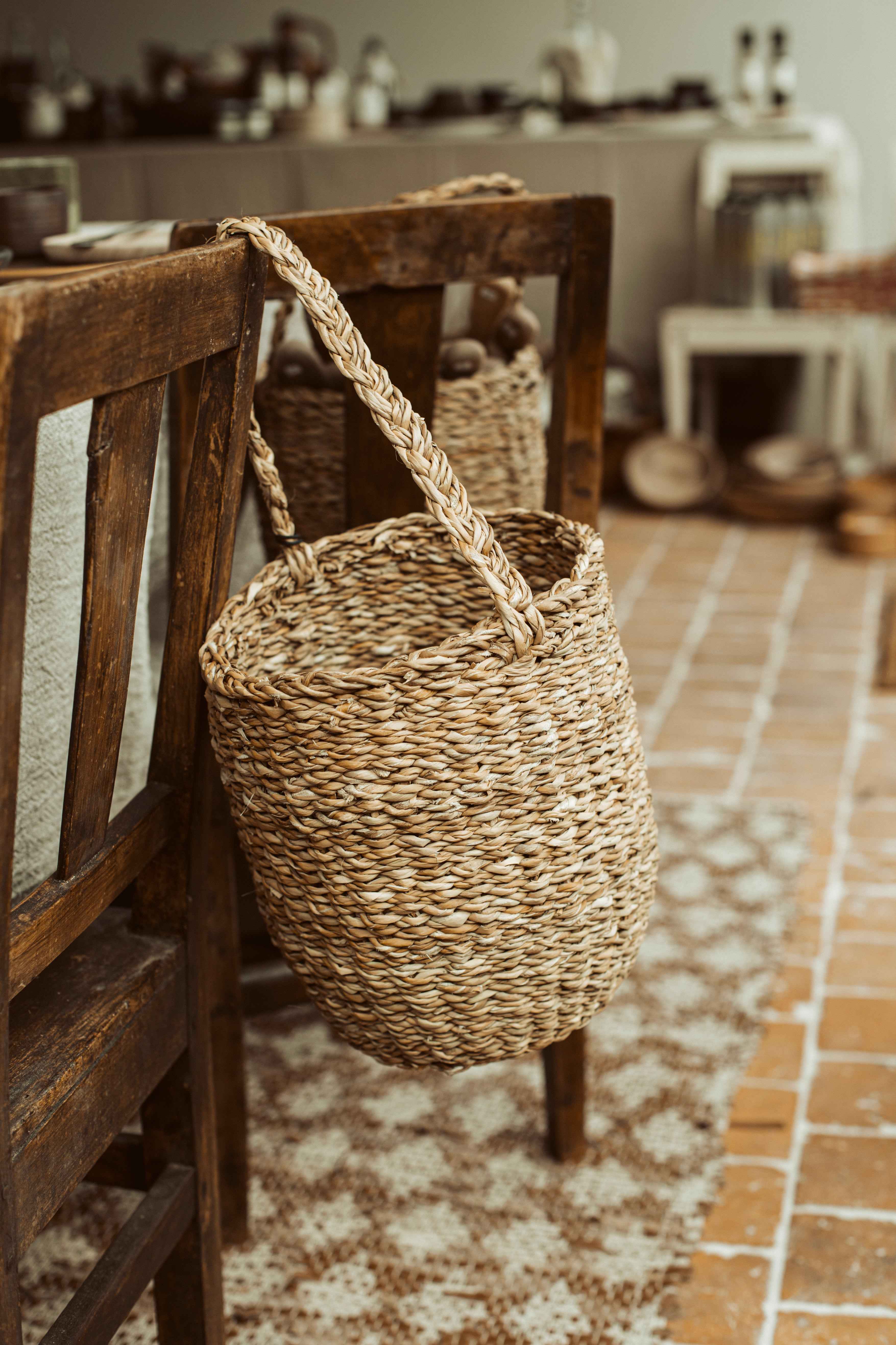 rieten mand met handvat