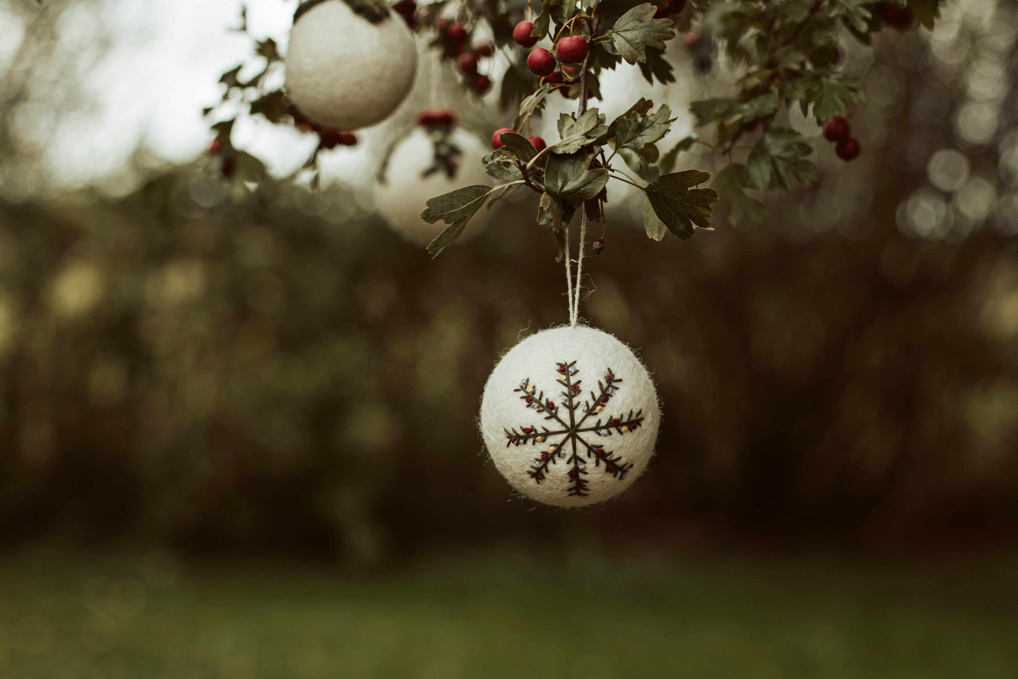 kerstbal wit/embroidery vilt