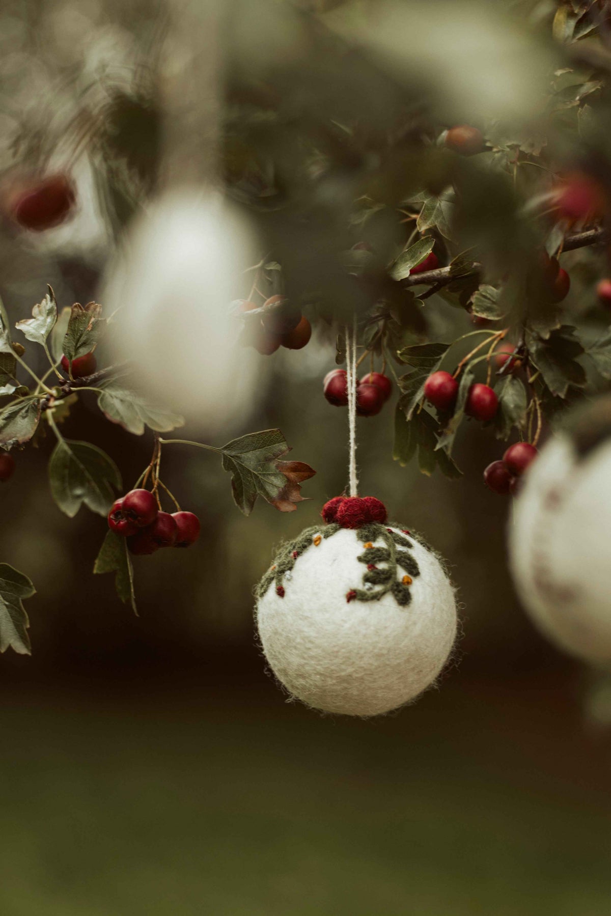 kerstbal wit/guirlande vilt