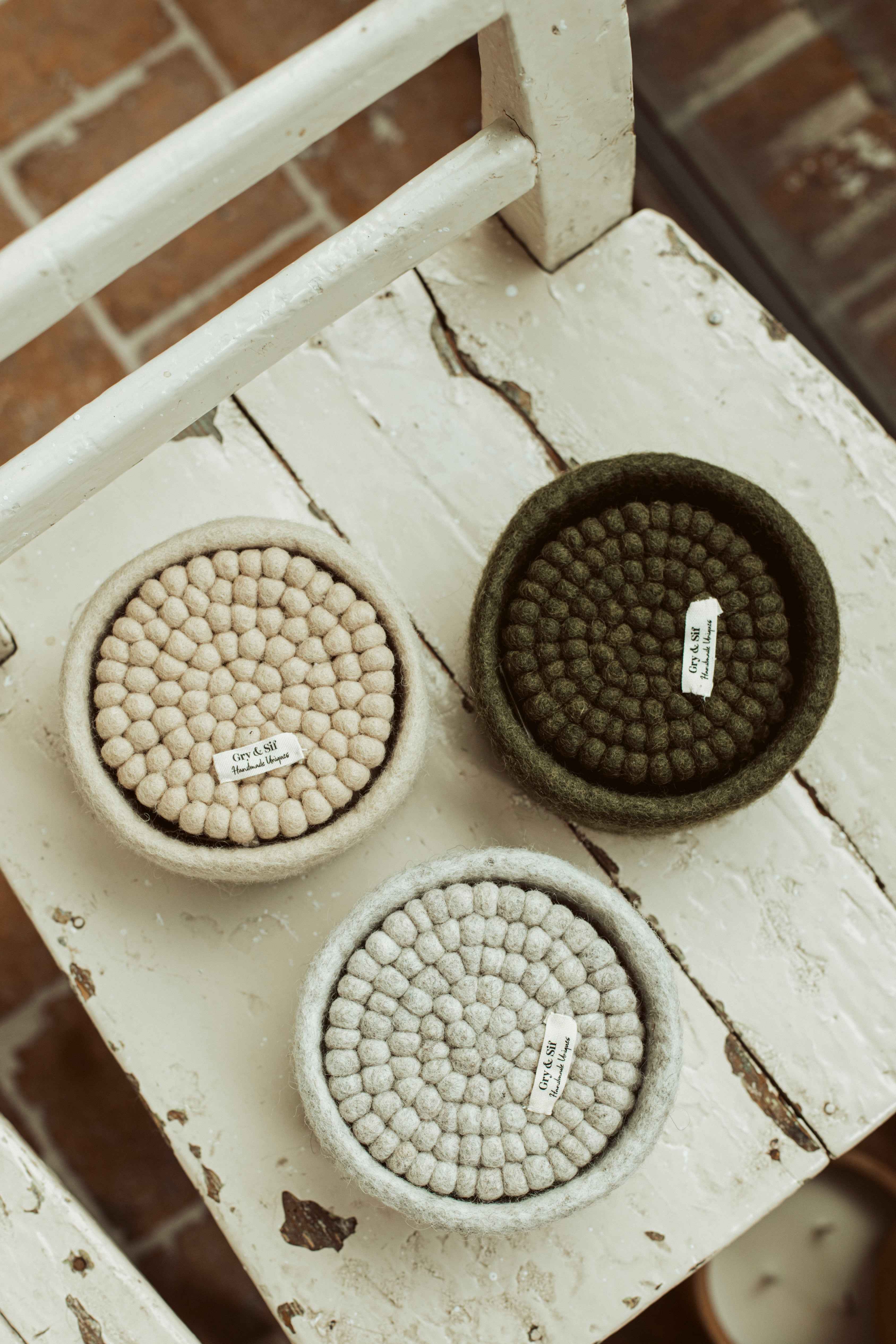 vilten onderzetters in mandje - set van 4