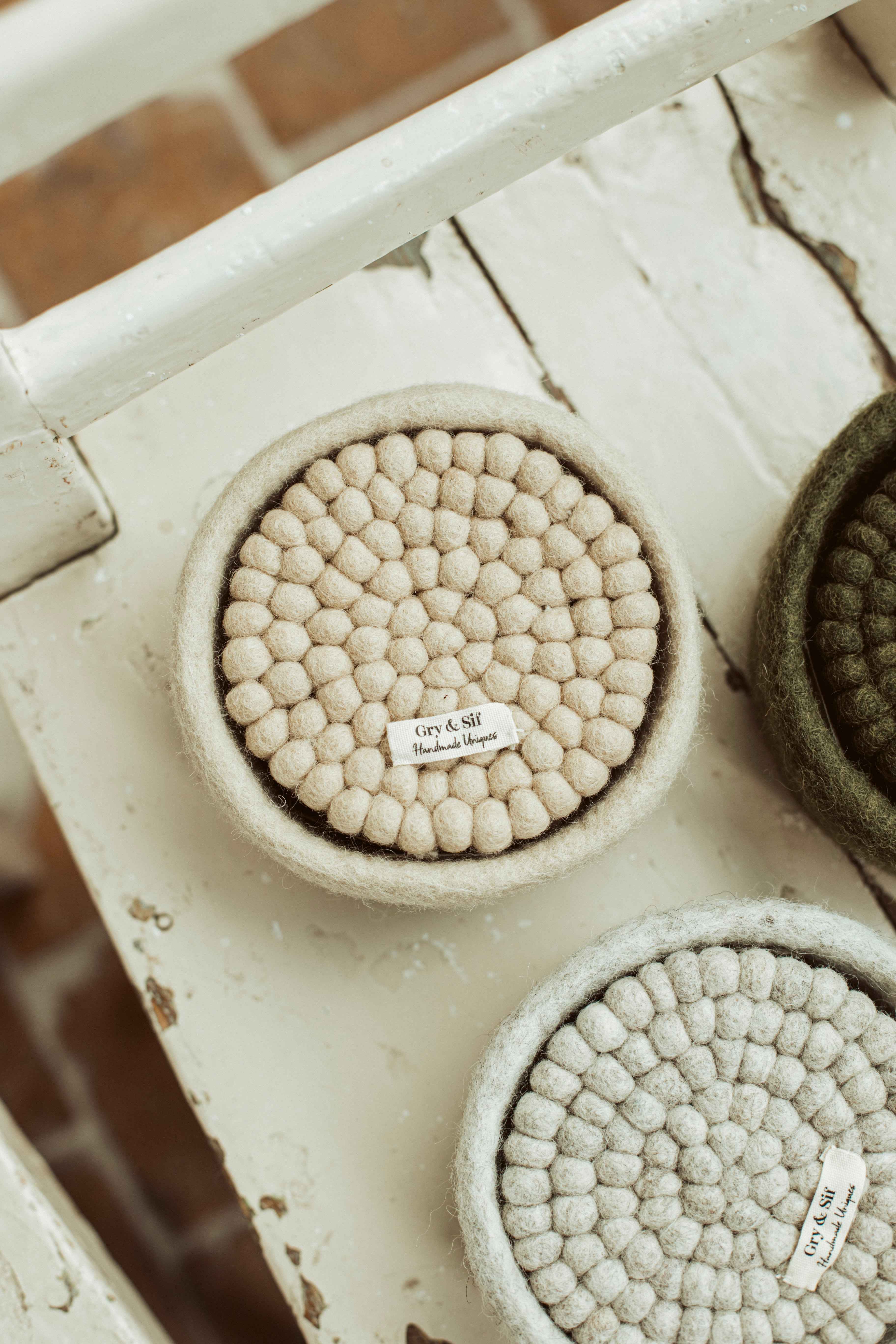 vilten onderzetters in mandje - set van 4