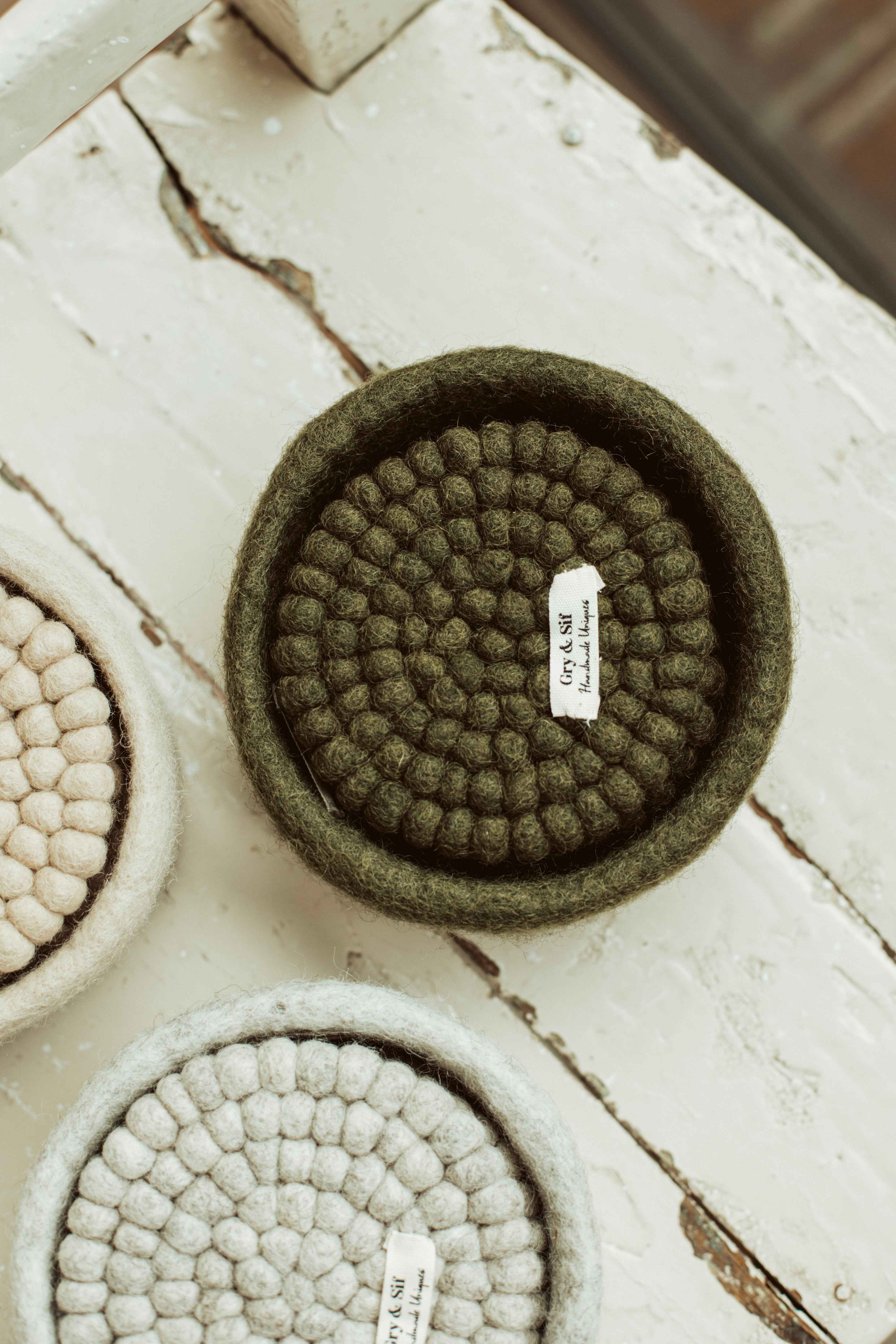 vilten onderzetters in mandje - set van 4