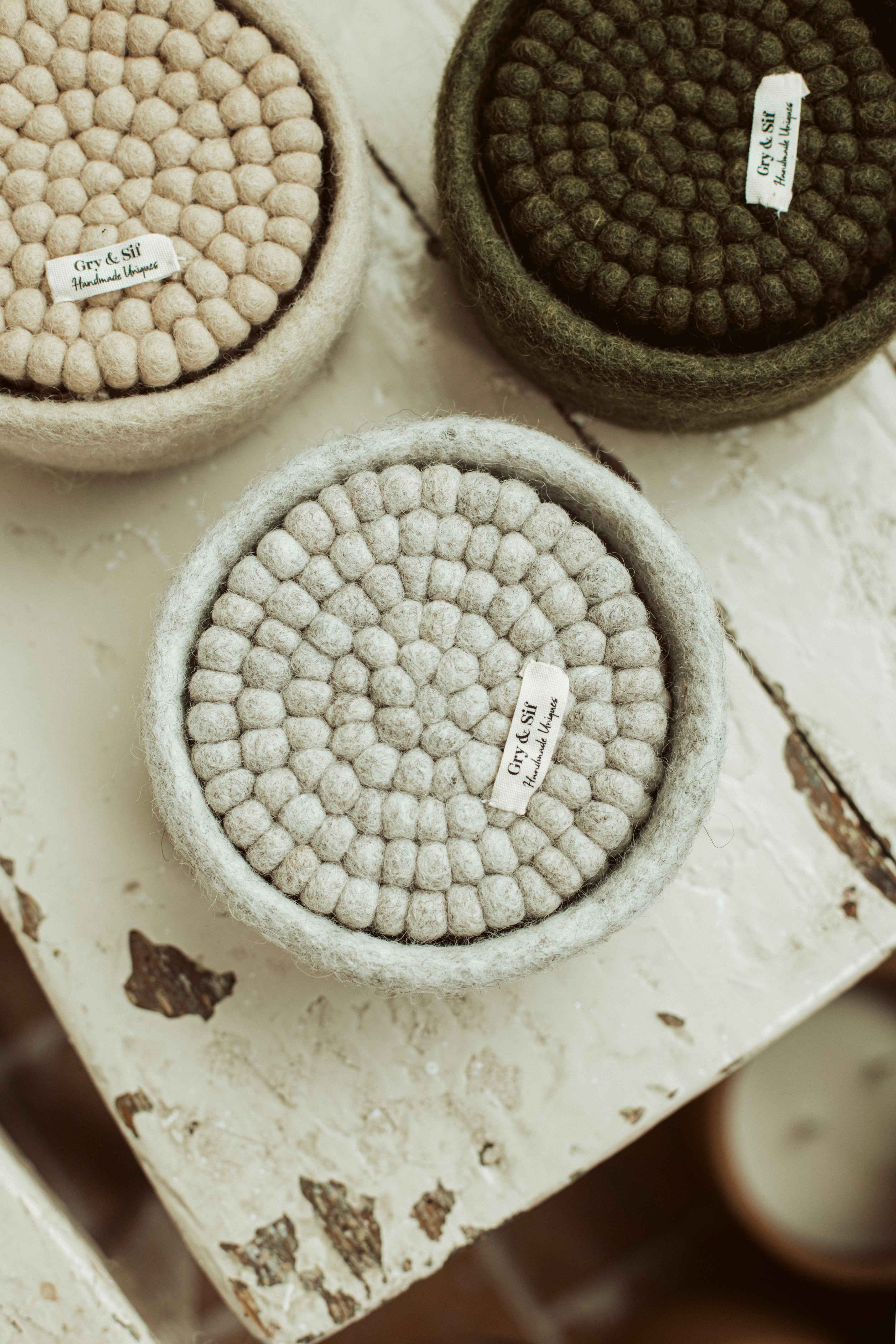 vilten onderzetters in mandje - set van 4