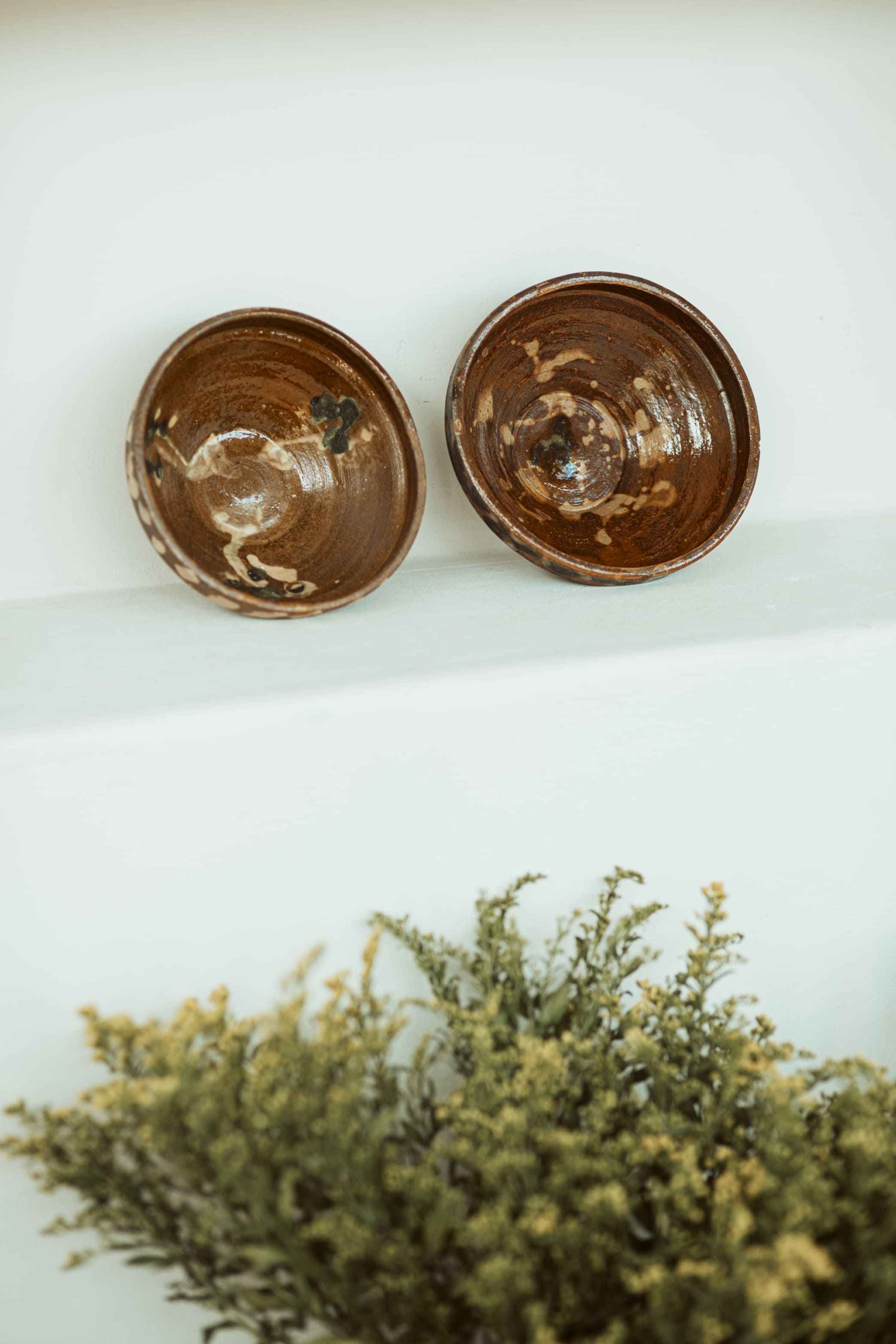 set 6 - 2 donkerbruine schaaltjes - brocante