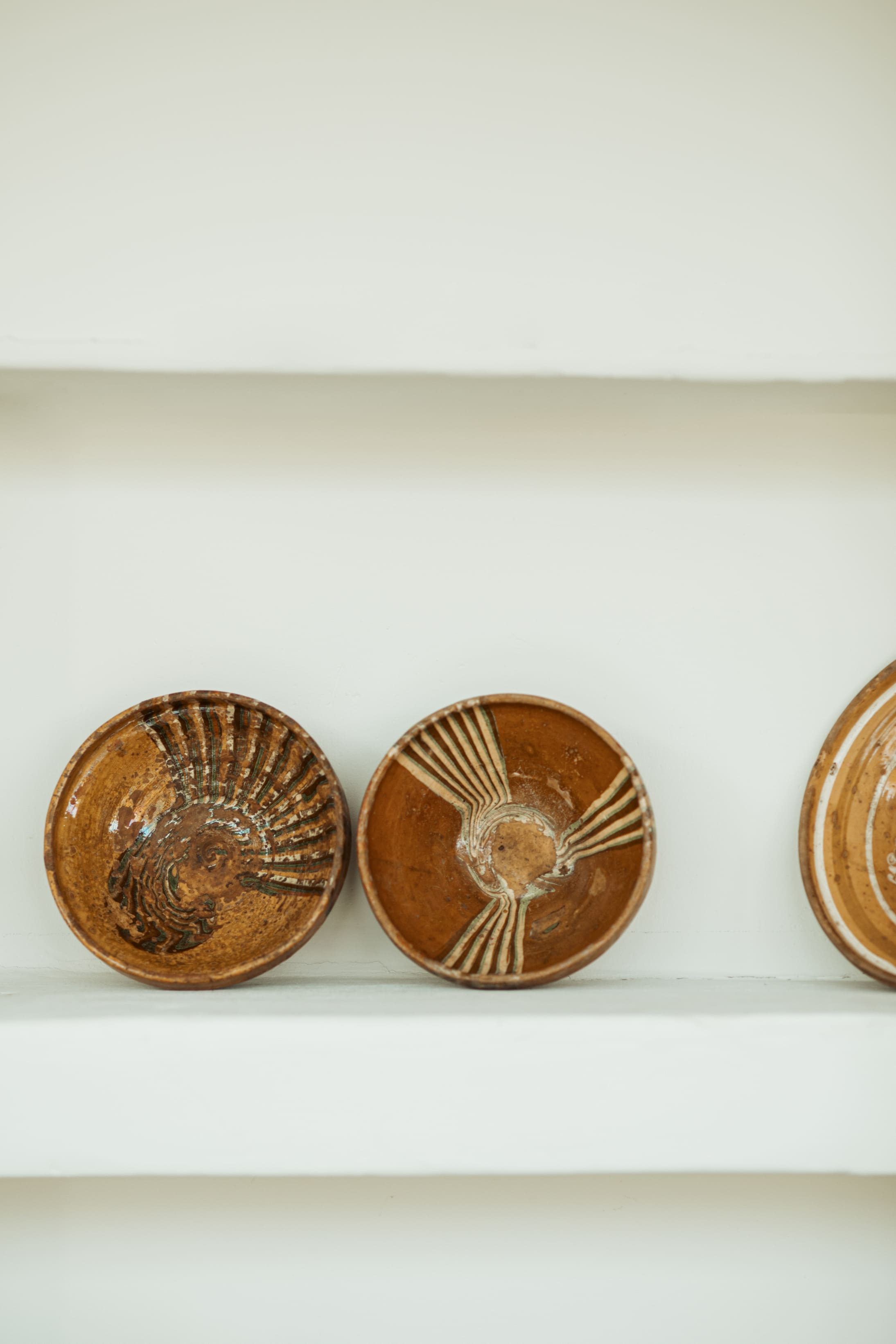 set 7 - 2 terracotta schaaltjes met streepmotief - brocante