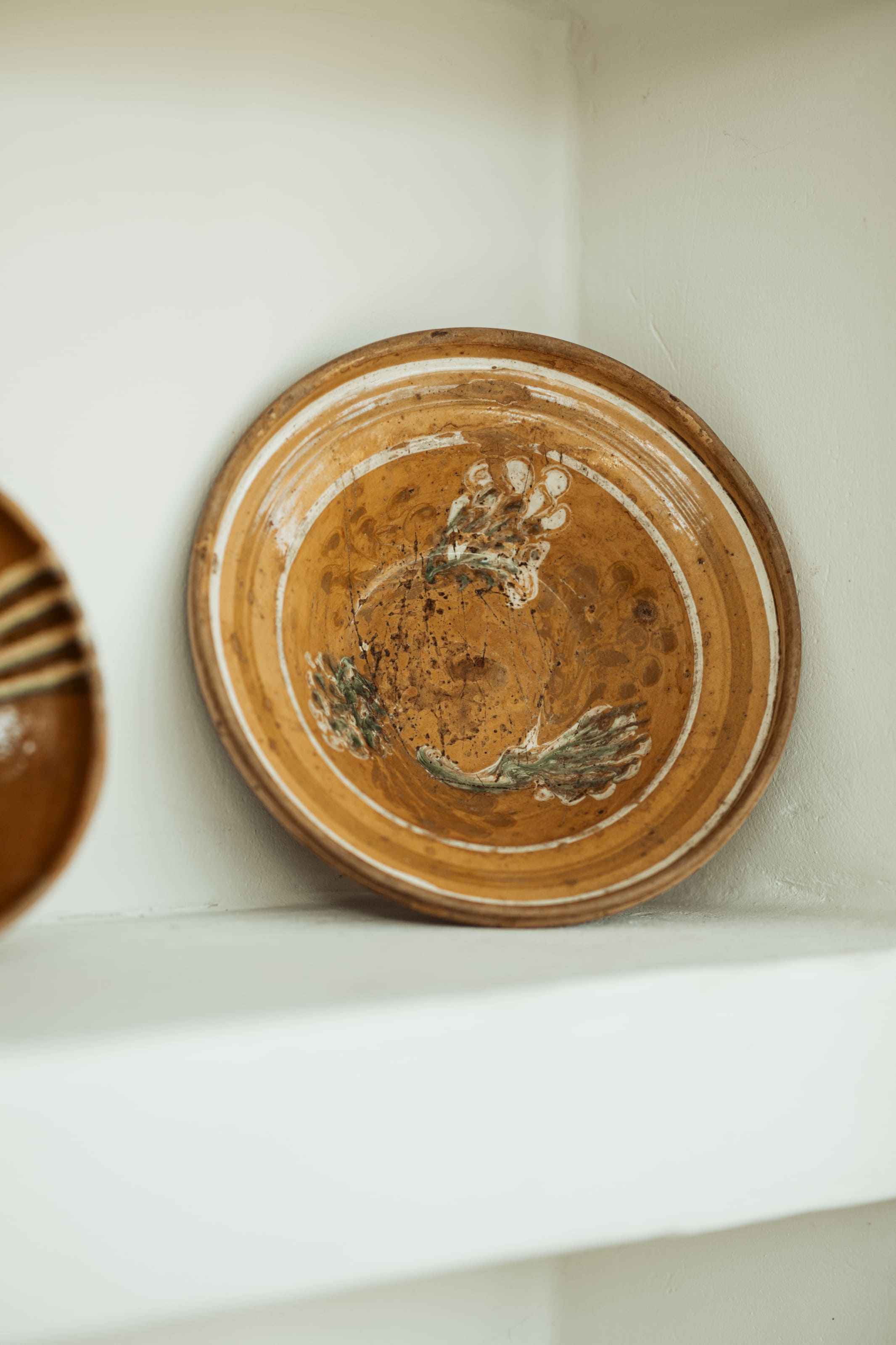 grote terracotta schaal met bloem - brocante