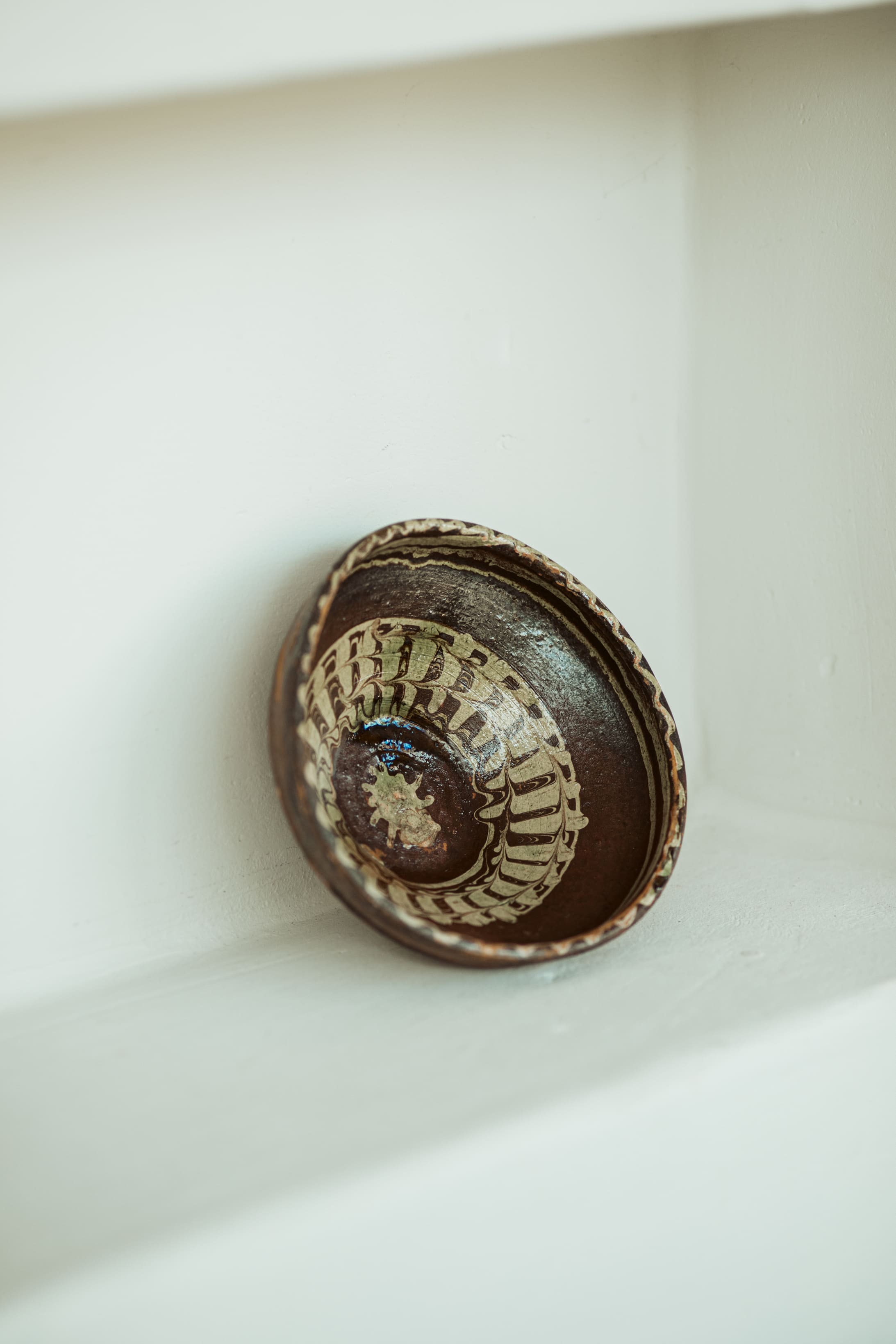 donkerbruin schaaltje met witte tekening - brocante