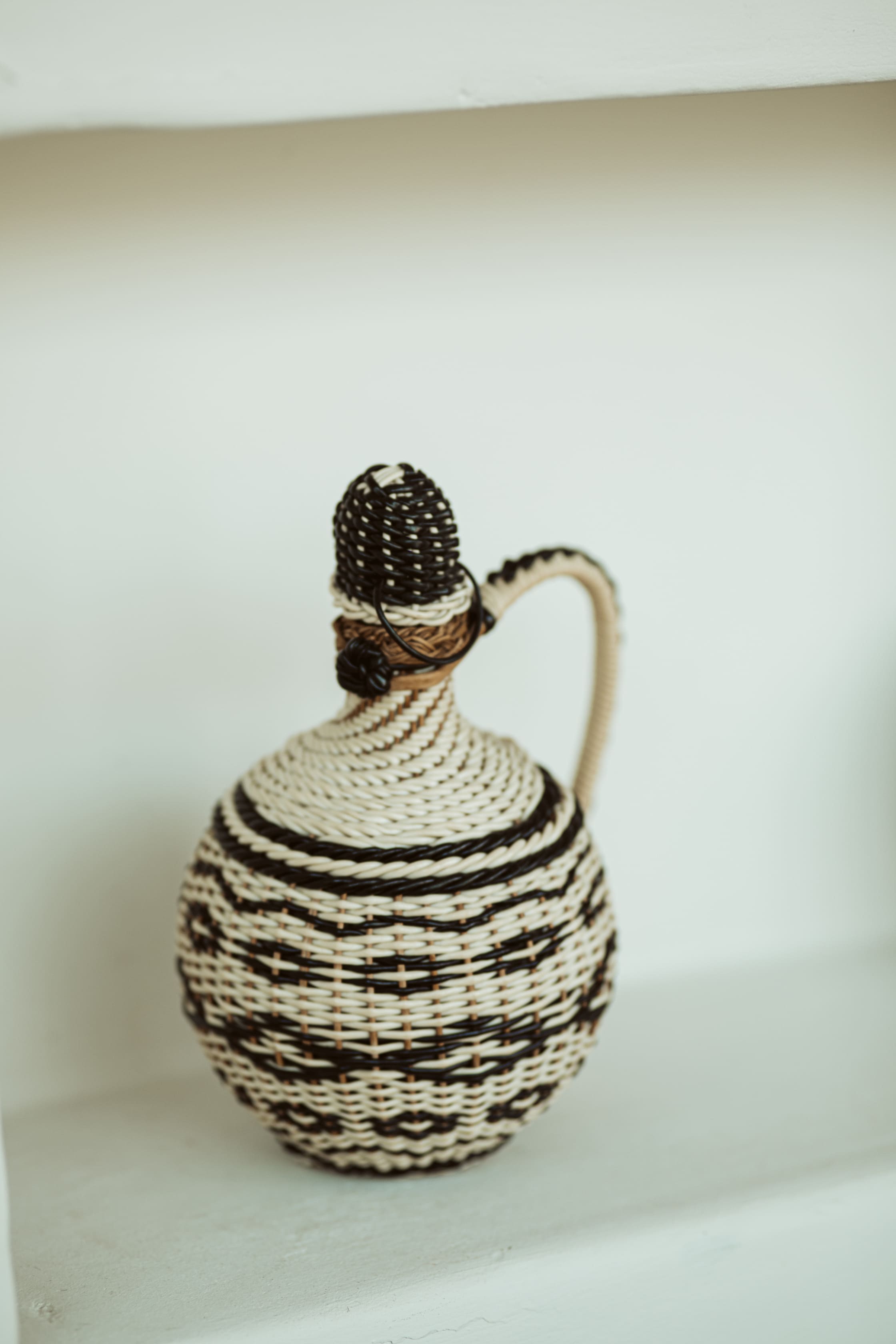 gevlochten fles zwart/wit - brocante