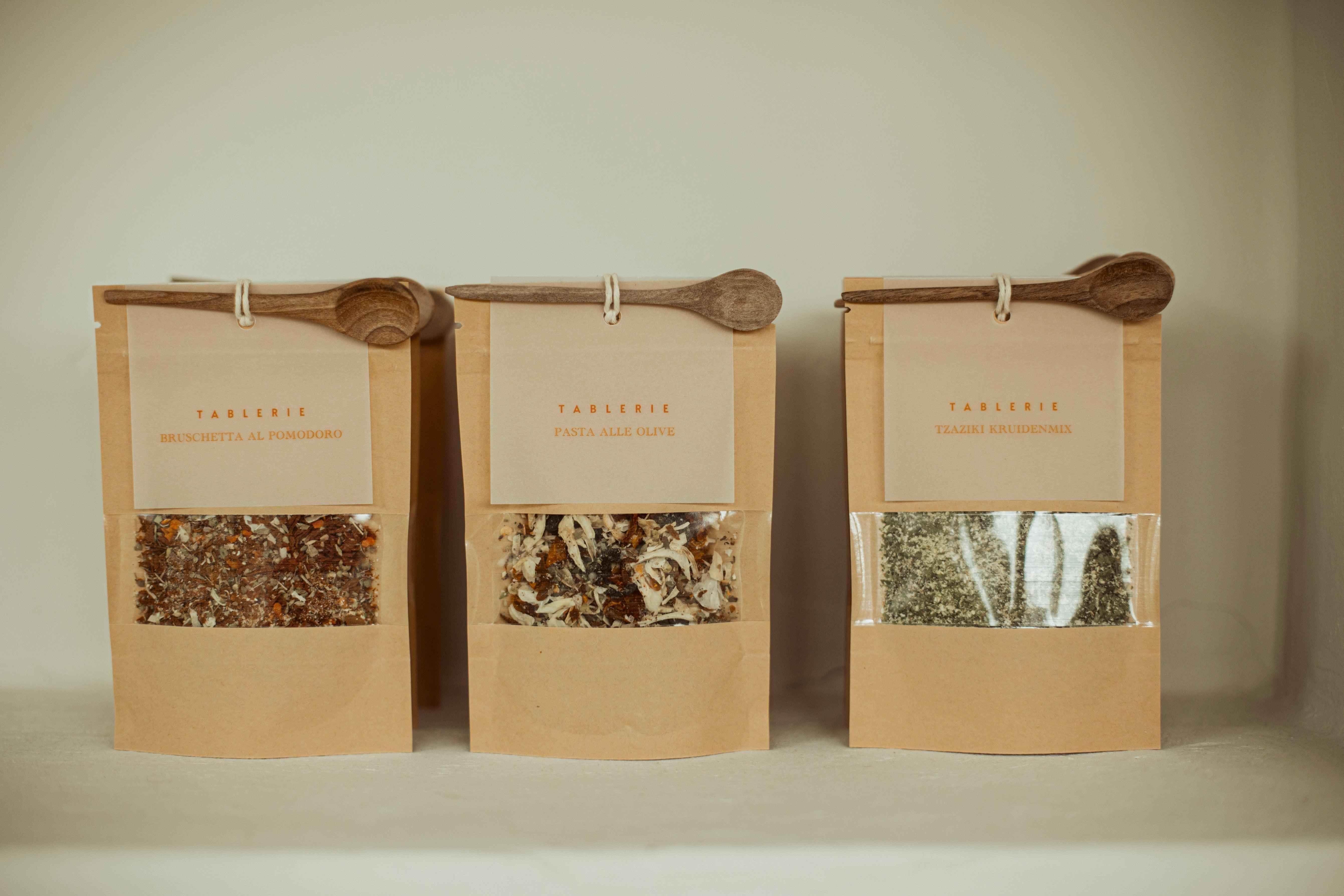 tapenade mix met houten lepeltje