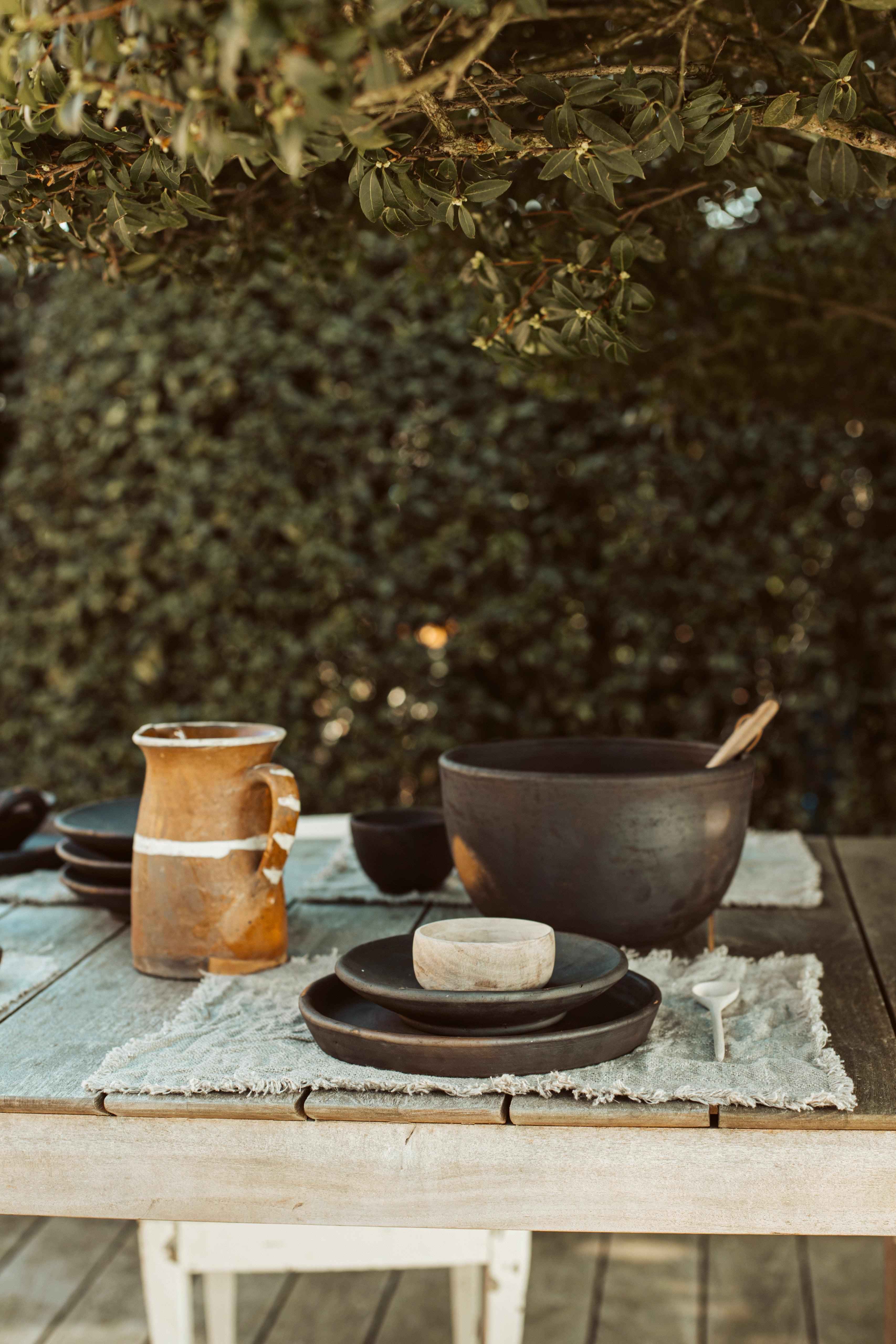 flower pot - brown/black terracotta met plant