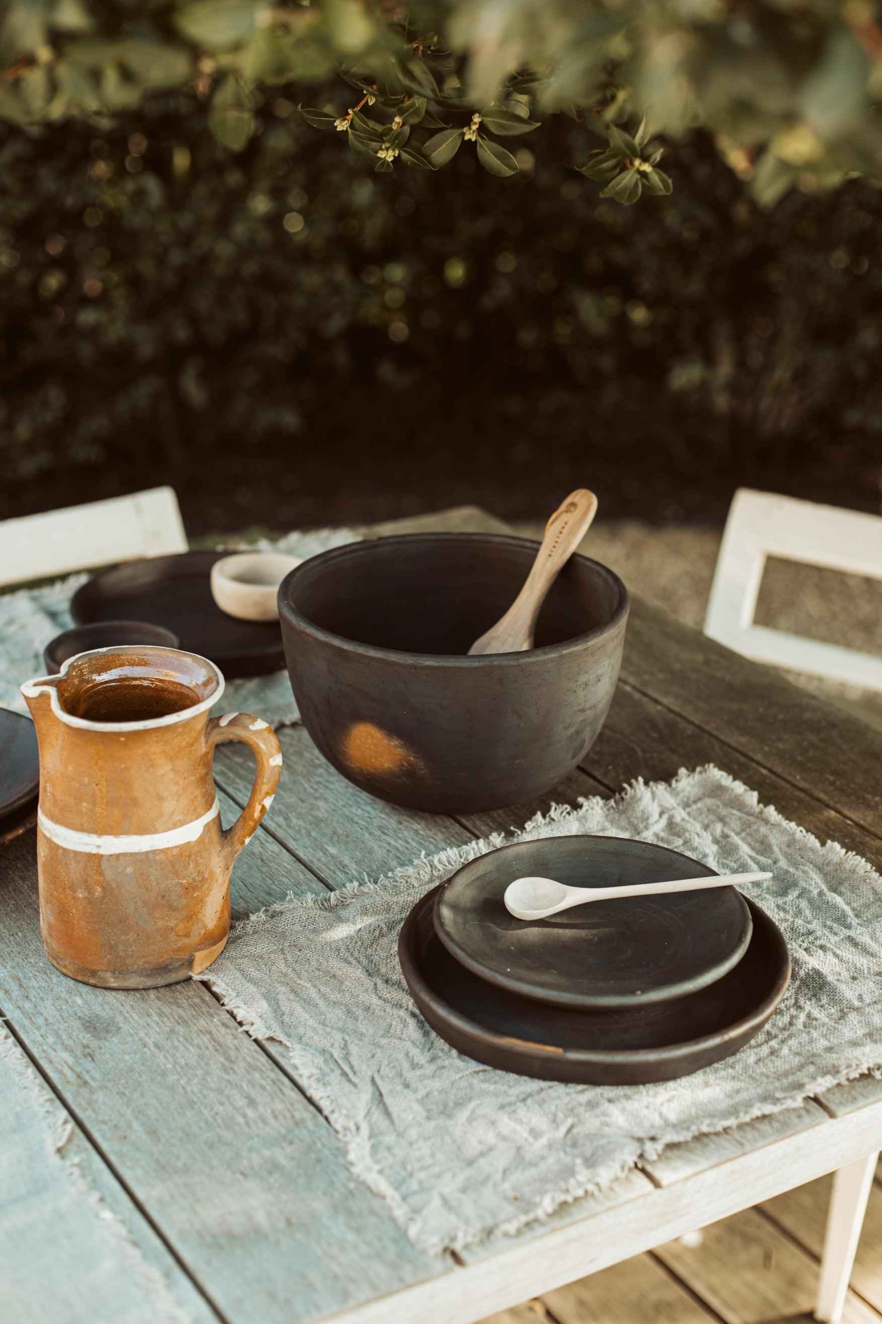 flower pot - brown/black terracotta met plant