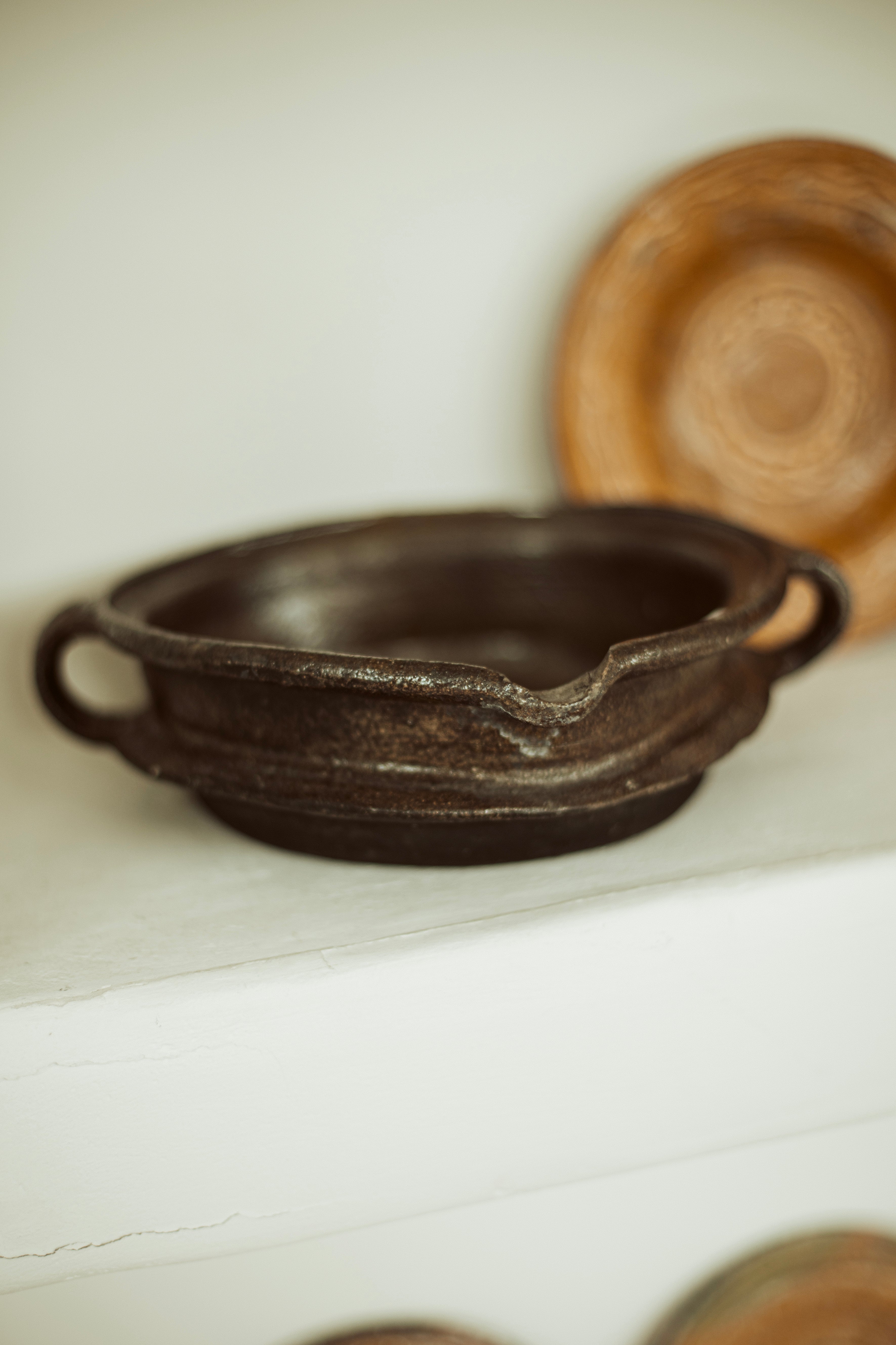 donkerbruine diepe schaal met oortjes - brocante