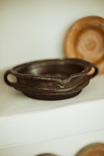 donkerbruine diepe schaal met oortjes - brocante