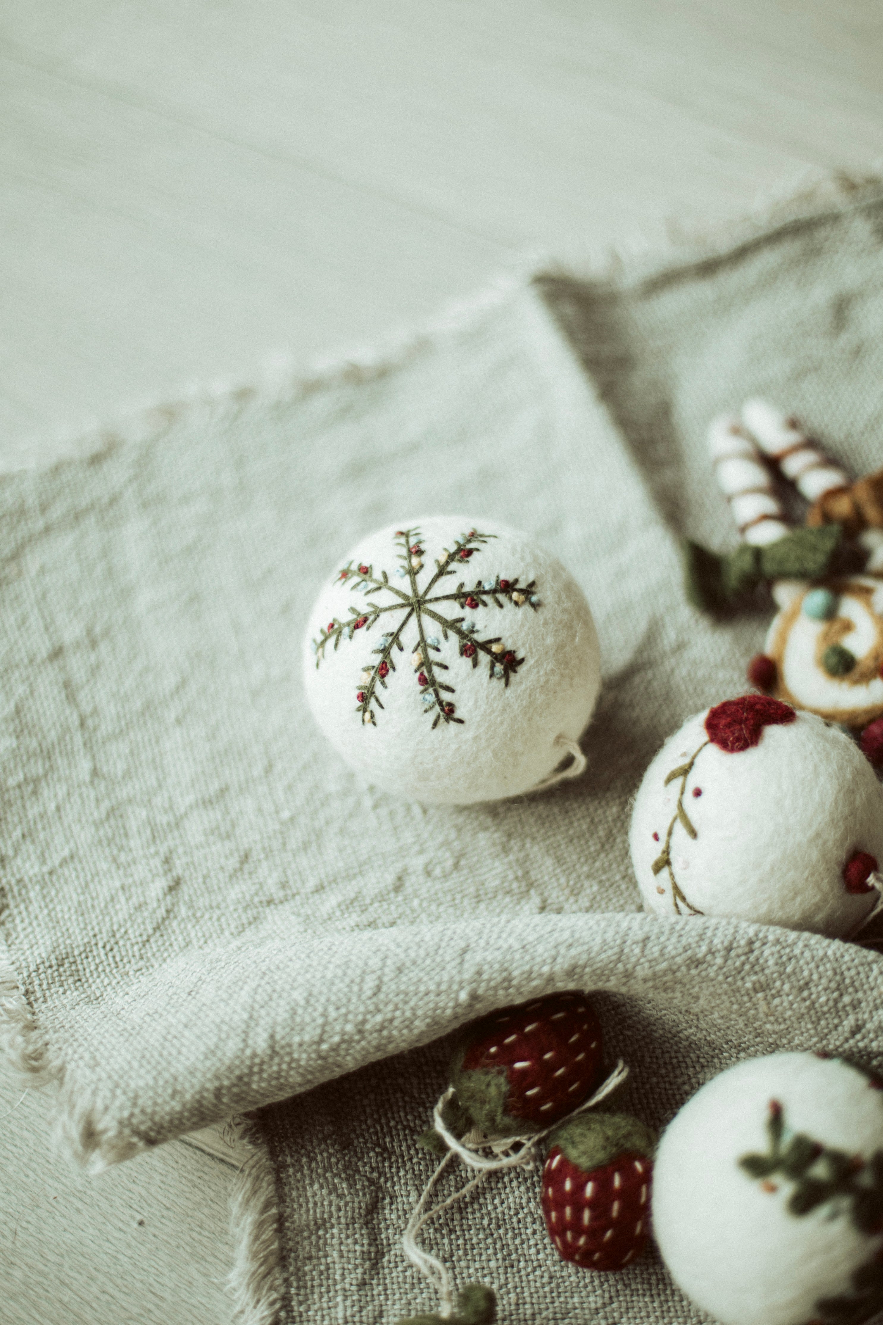 kerstbal wit/embroidery vilt
