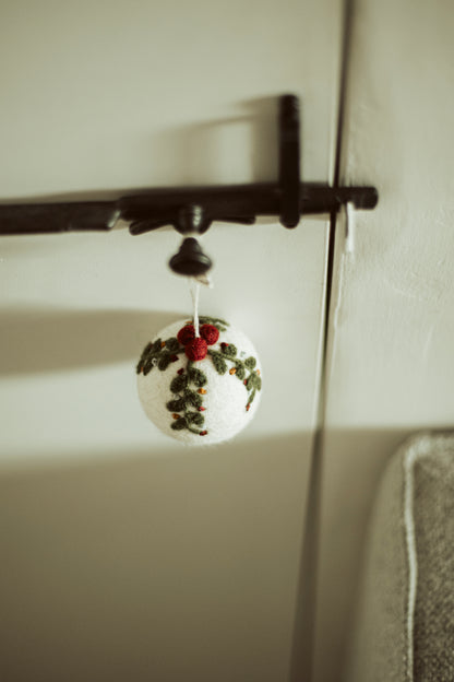 kerstbal wit/guirlande vilt
