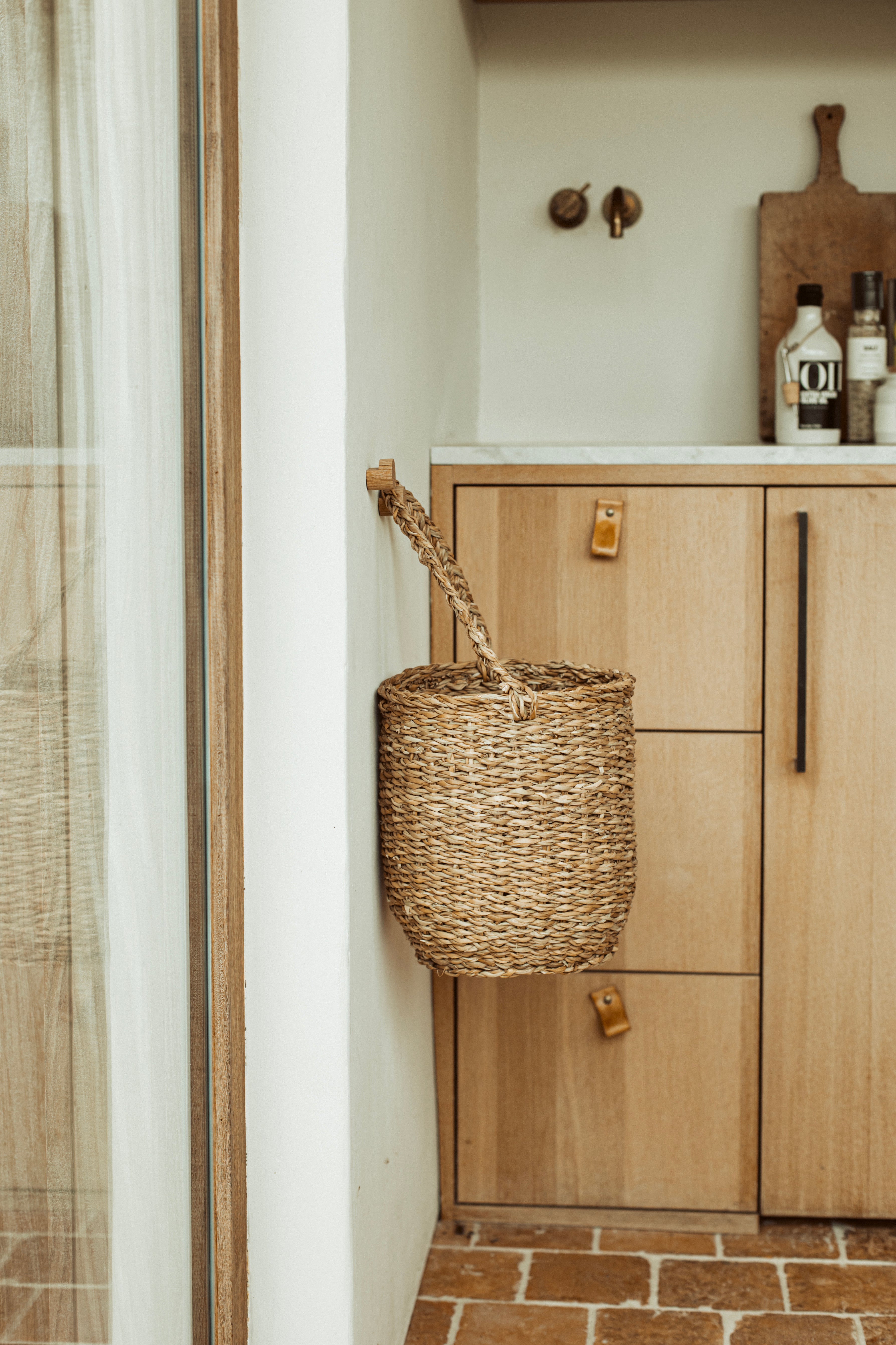 rieten mand met handvat