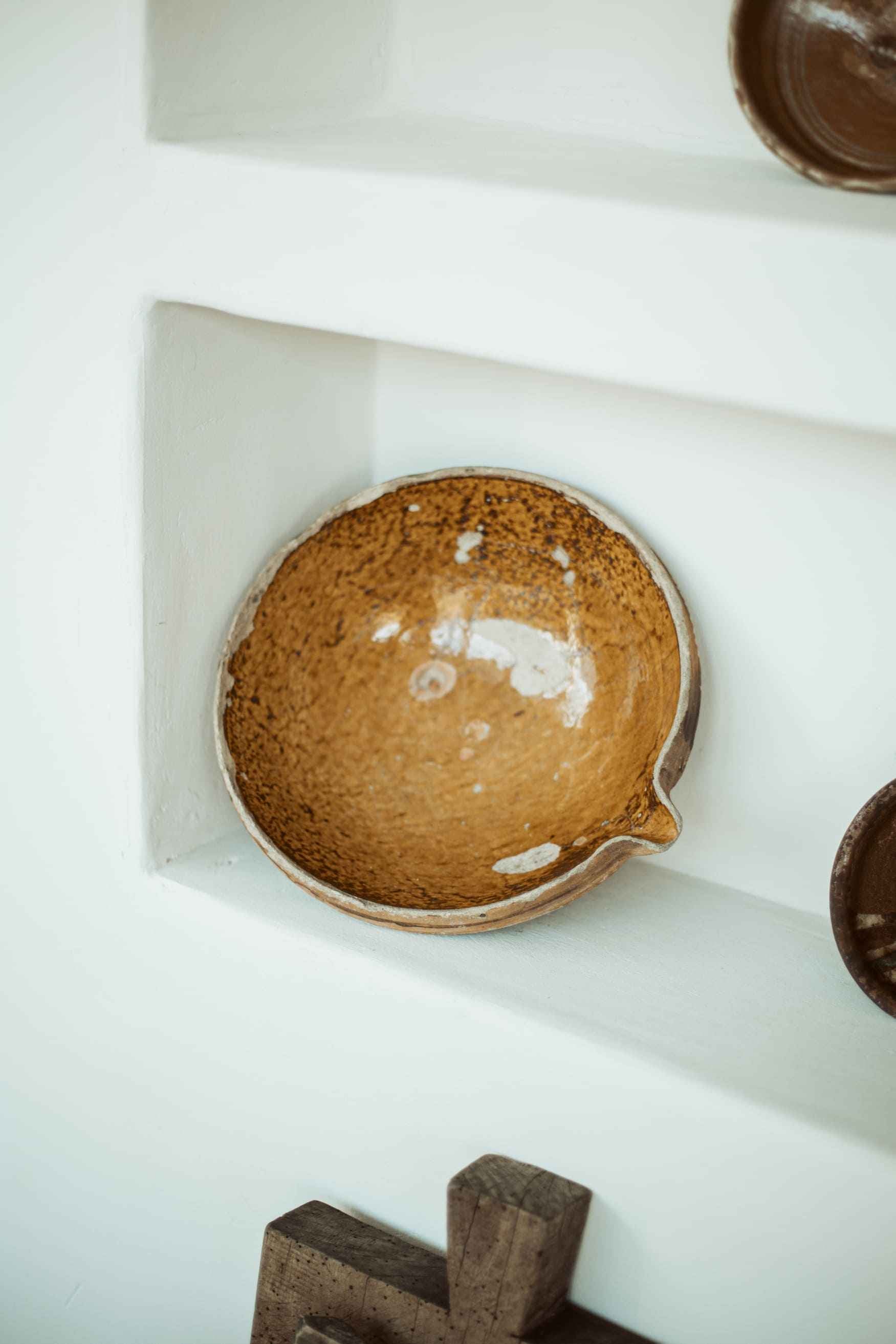 grote gele schaal met tuit - brocante