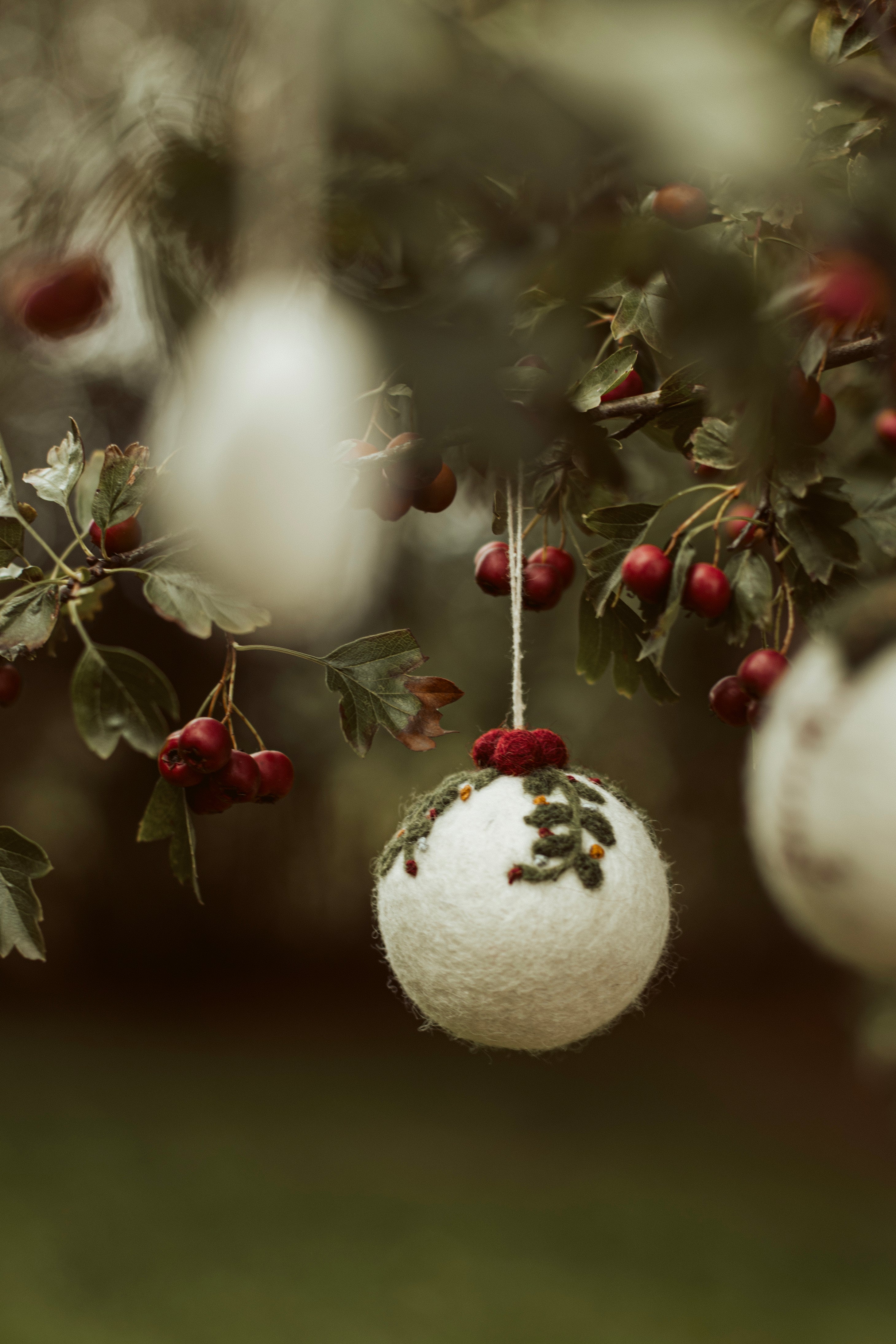 kerstbal wit/guirlande vilt