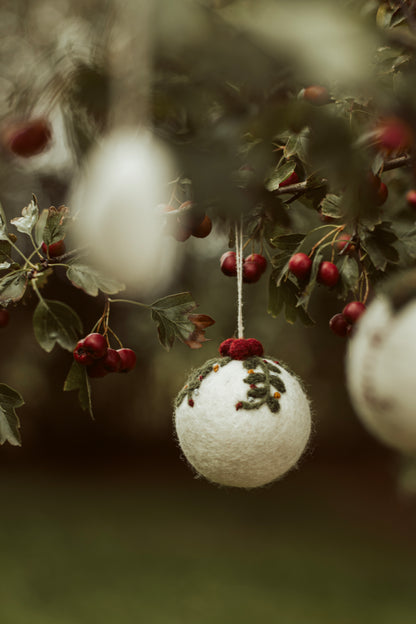 kerstbal wit/guirlande vilt