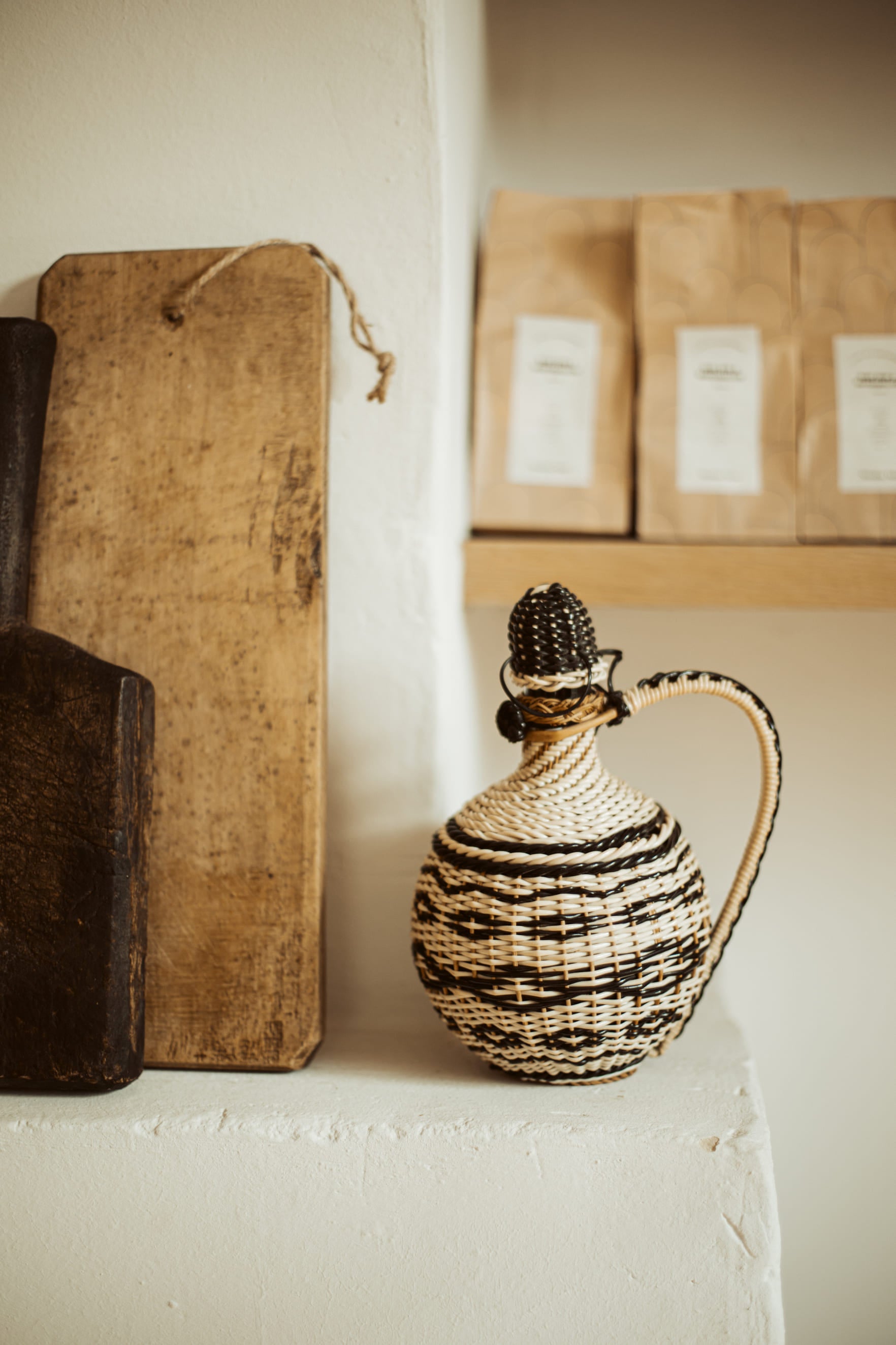 gevlochten fles zwart/wit - brocante