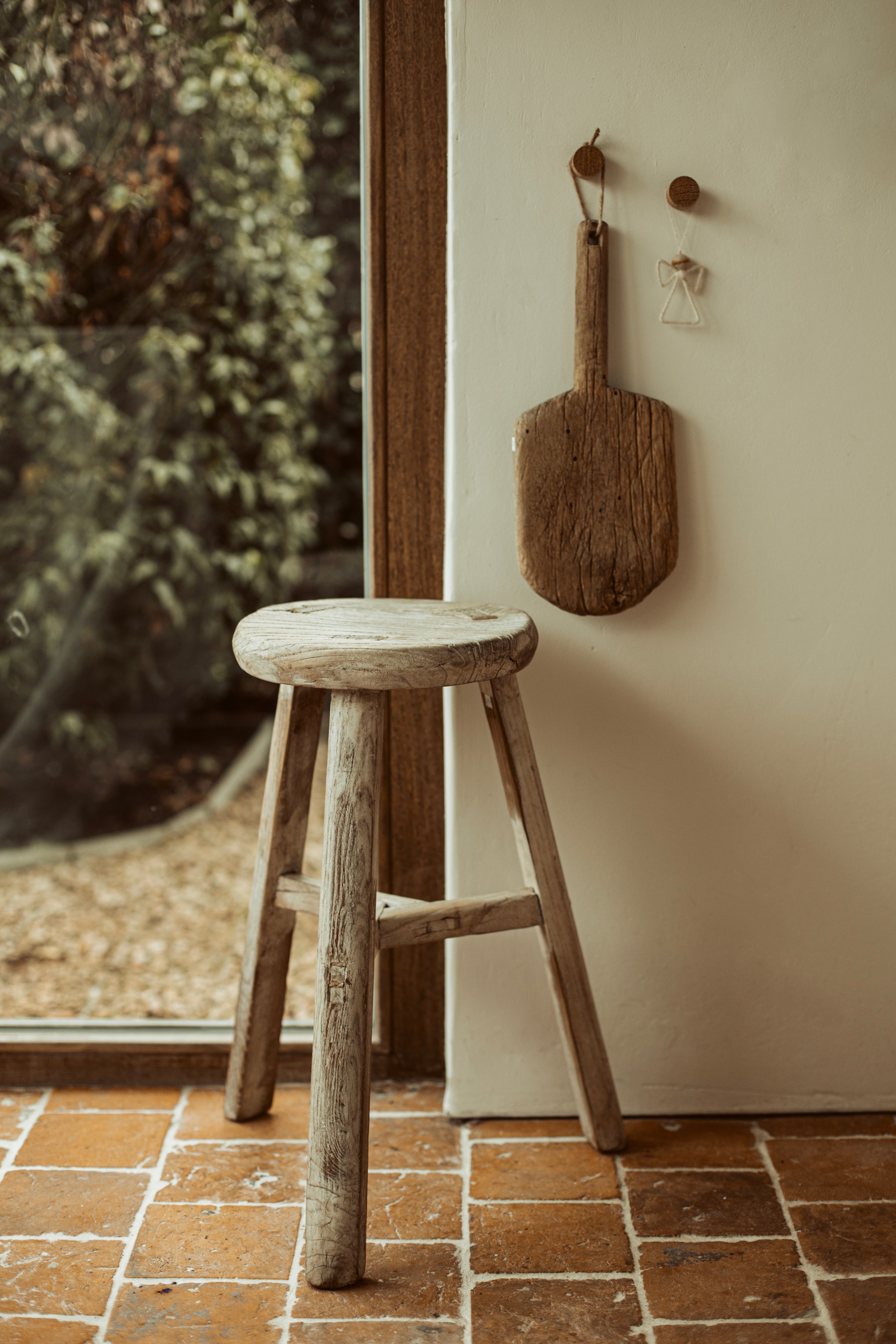 houten krukje rond wit - brocante