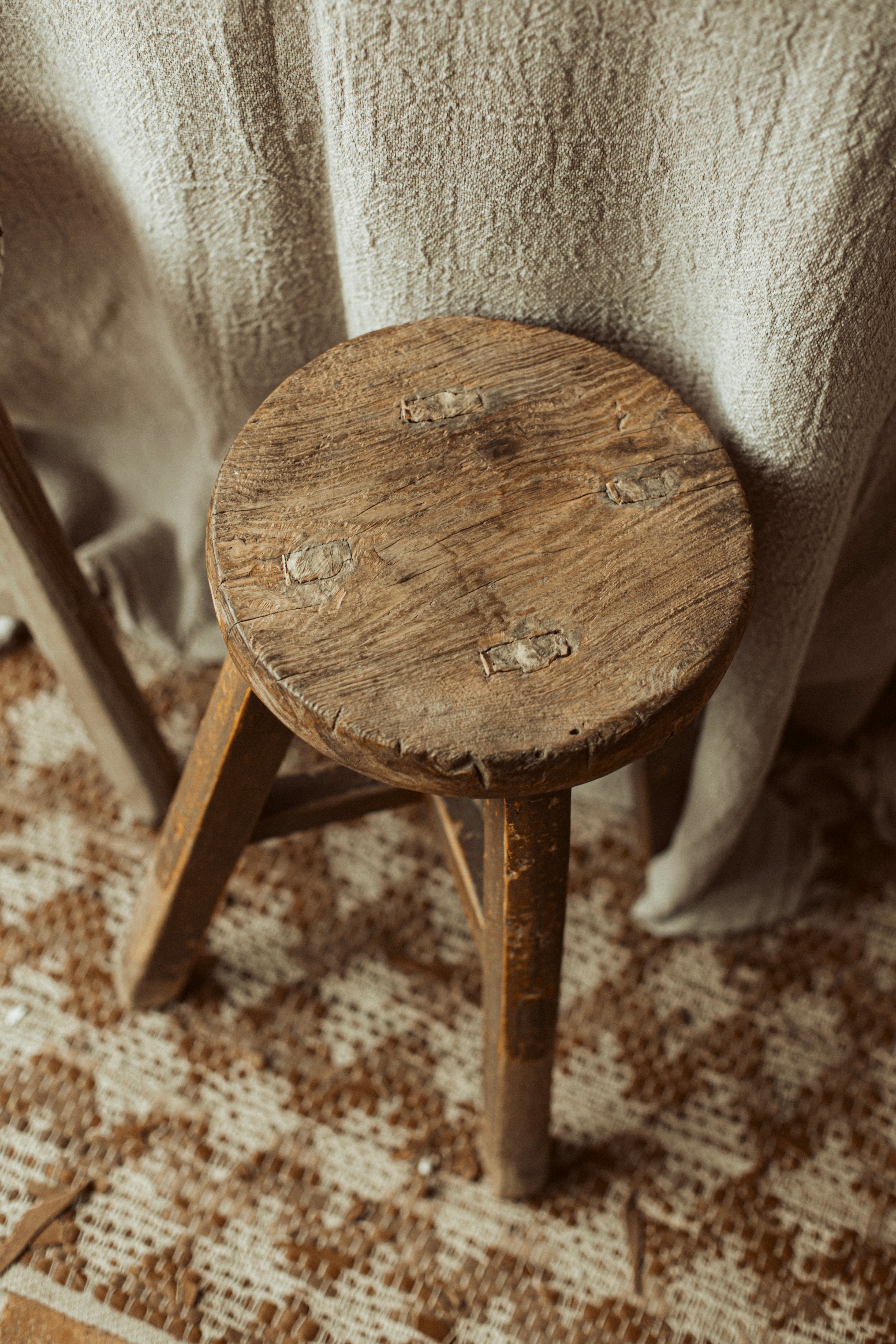 houten krukje rond - brocante