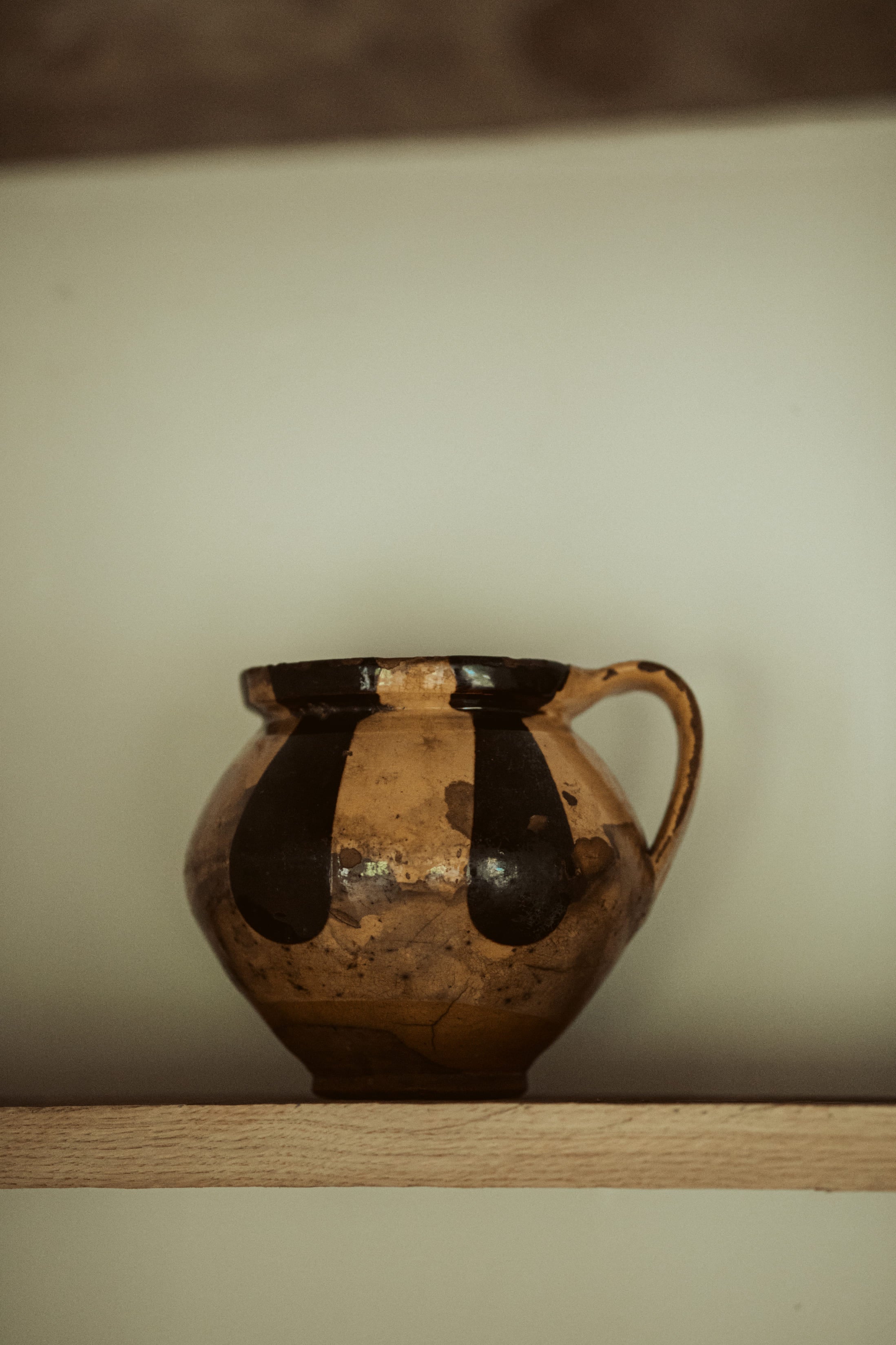 gele vaas met zwarte strepen - brocante