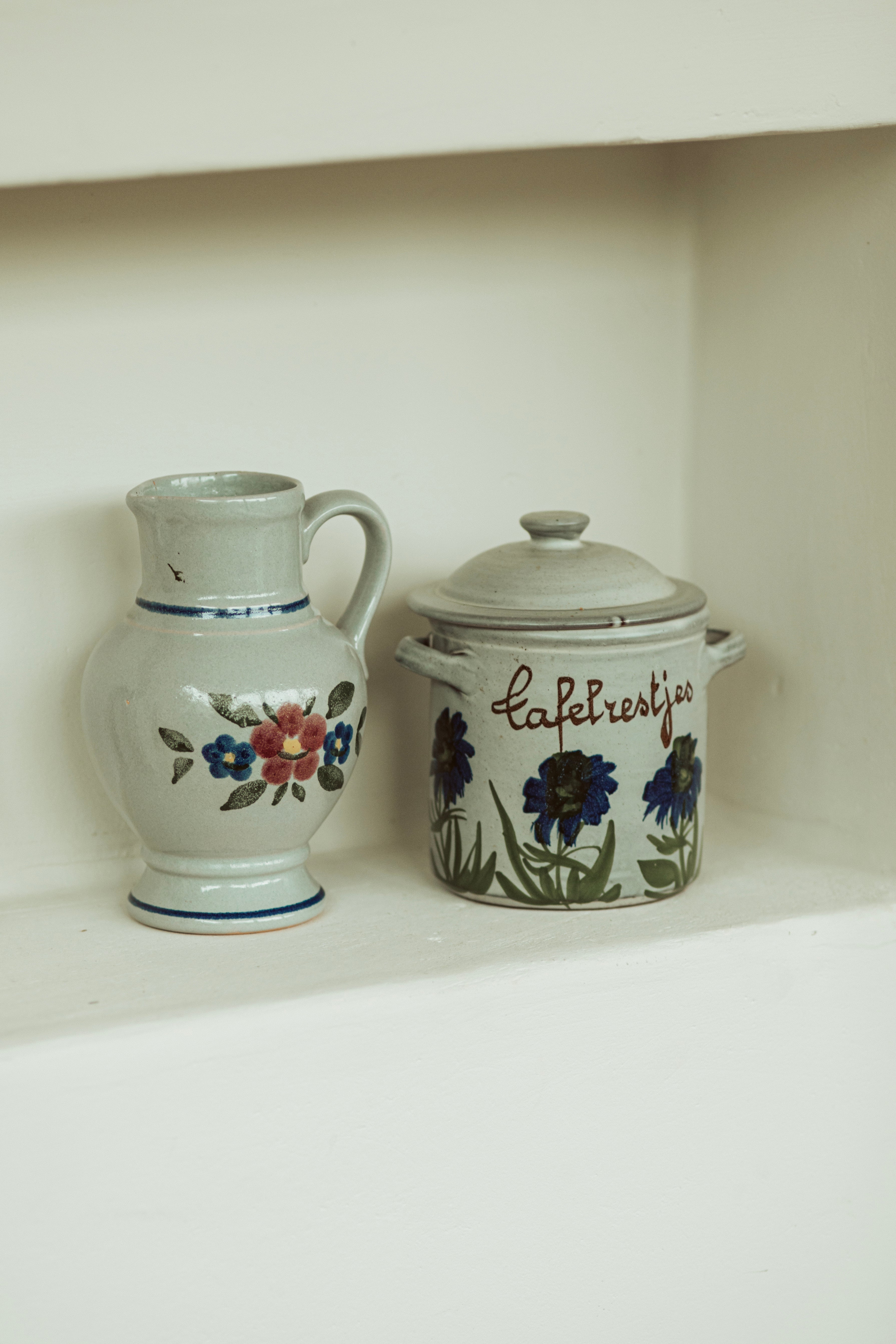 karaf met bloementekening - brocante